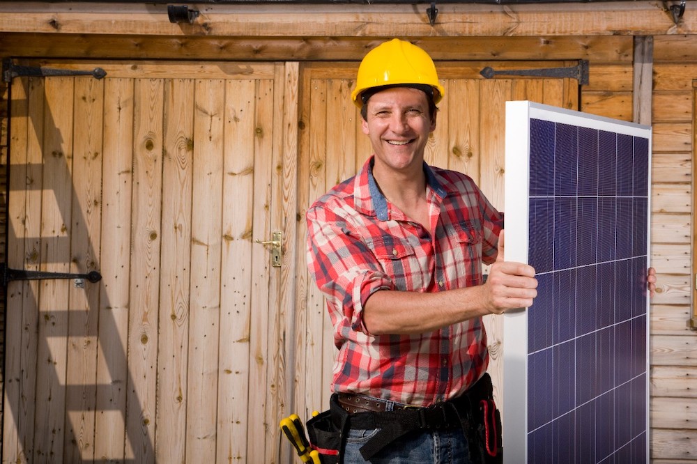 Verslas ieško būdų užfiksuoti elektros kainą − investuoja į saulės elektrines