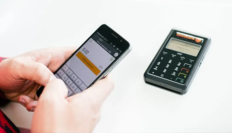 „Swedbank“ atsiskaitymų rinkai siūlo naujovę ‒ išmanųjį kortelių skaitytuvą 