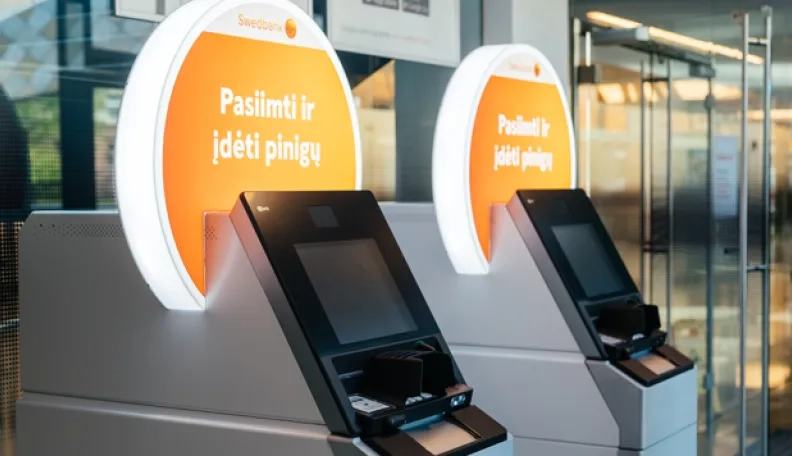 „Swedbank“ pradėjo diegti naujos kartos bankomatus su jutikliniu ekranu
