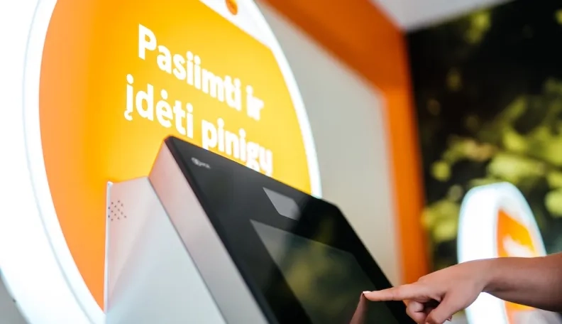 „Swedbank“ modernizuoja bankomatų tinklą − diegia bankomatus su jutikliniais ekranais