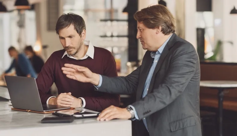 „Swedbank“ partnerių pasiūlymai verslo klientams: „Okredo“ ir „CodeAcademy“