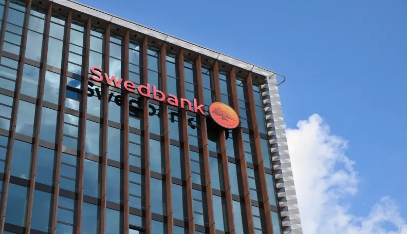 „Swedbank“ šiemet aktyviai skolino gyventojams ir verslui, plėtė kitų paslaugų apimtis, mažėjančios palūkanos paveikė pajamas