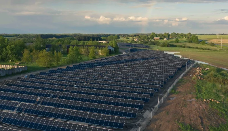 „Swedbank“ suteikė 24,8 mln. eurų finansavimą trims saulės elektrinių parkų projektams Lietuvoje