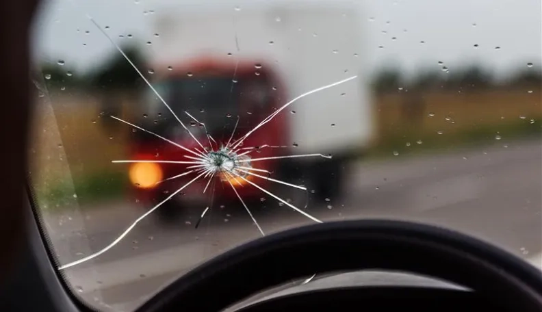 Automobilio stiklo dūžis – dažna problema: kas ją lemia ir ką skubiai būtina daryti