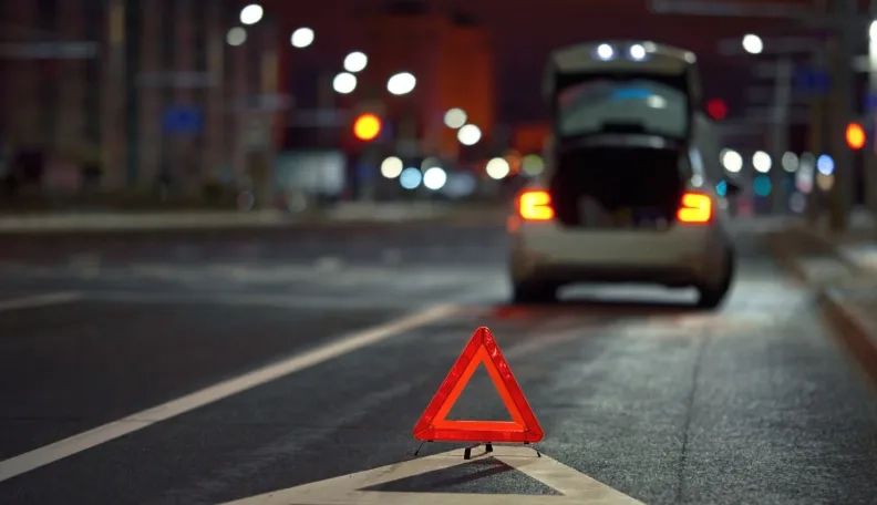 Sustojo viduryje kelio – klaida, kuri gali brangiai kainuoti: ką privalo žinoti kiekvienas vairuotojas