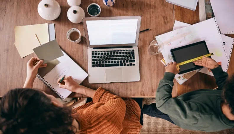 Kas antras Lietuvos gyventojas mėgino DI įrankius, o 2 iš 3 baiminasi dėl jo grėsmės darbo vietai