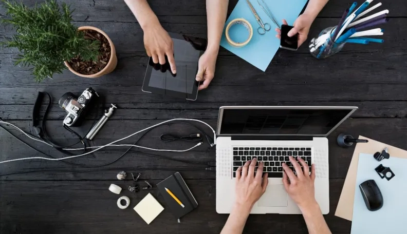 Nauji sukčių metodai: dirbtiniu intelektu kuriamos žinių laidos ir dvigubi laiškai